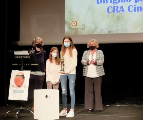 Una familia del CRA Cinca Cinqueta ha recogido el premio en categoría escolar, con la vicepresidenta de la Comarca detrás, Carmen Muro